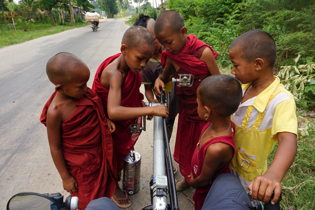 neugierig wird das Rad demontiert - Inle See, Myanmar