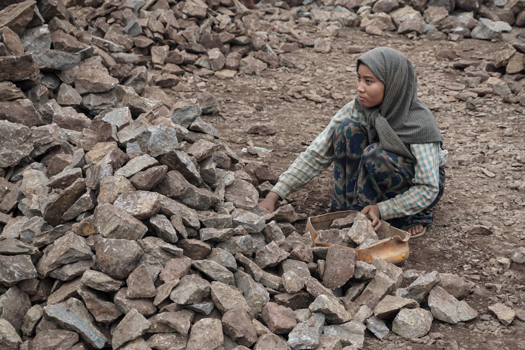 körperlich schwere, schlecht bezahlte Arbeit, v.a. wie hier Straßenbau, ist Frauenarbeit in Myanmar