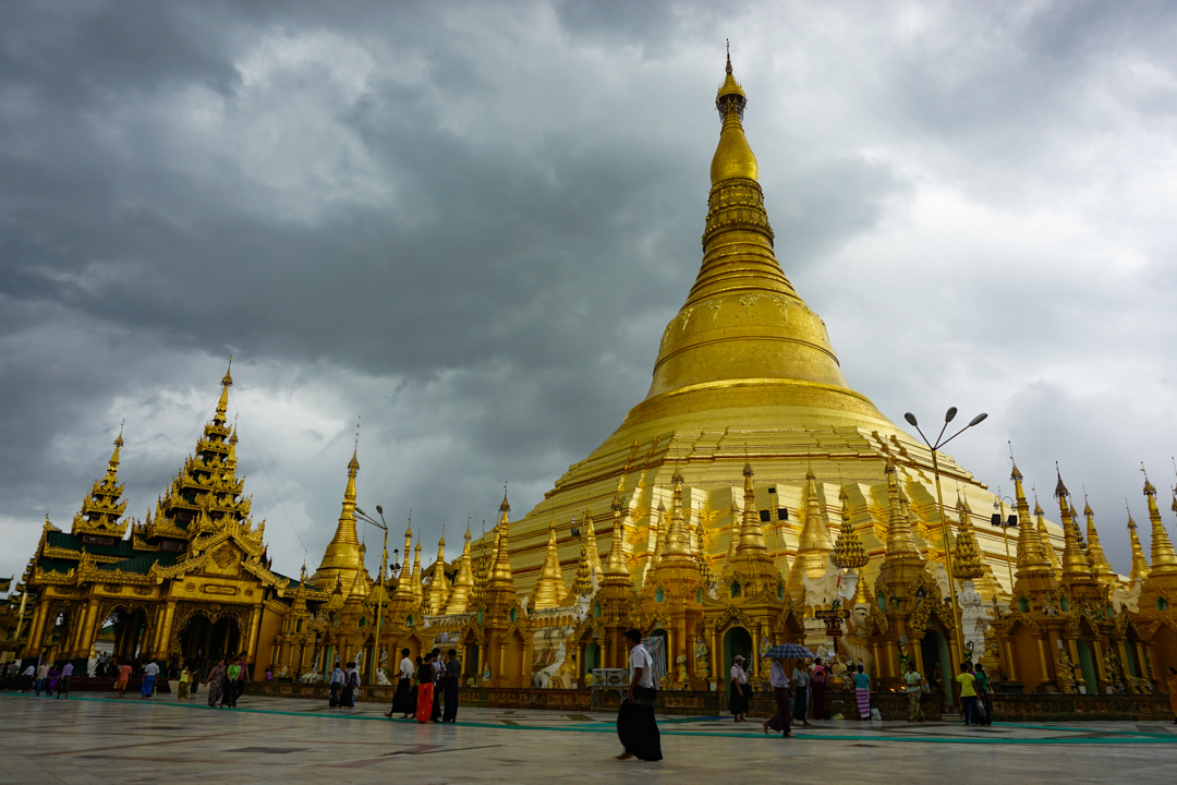 Shwedagon Pagode vor dem Regen - Yangon, Myanmar