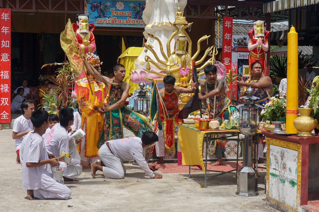 religiöse Feier an einem der Tempel entlang der Strecke in Thailand